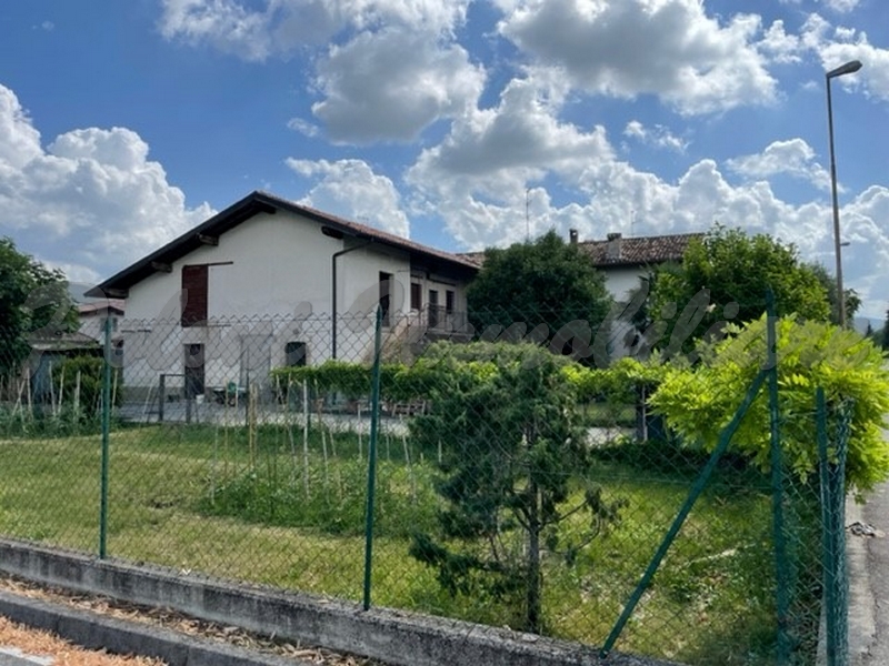 Trescore Balneario, cascina con terreno di pertinenza