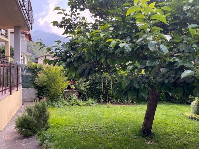 Vigano San Martino, trilocale con giardino