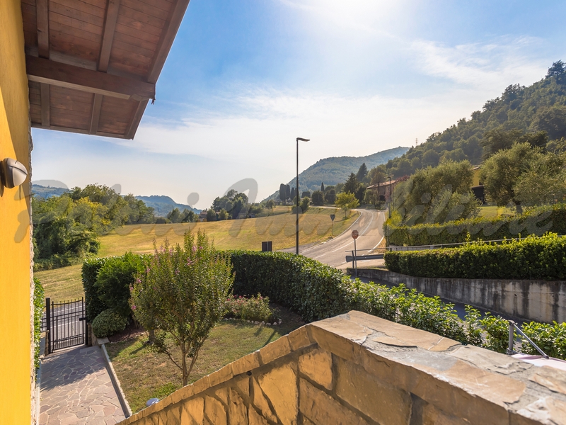 Borgo di Terzo, grazioso trilocale con giardino e taverna